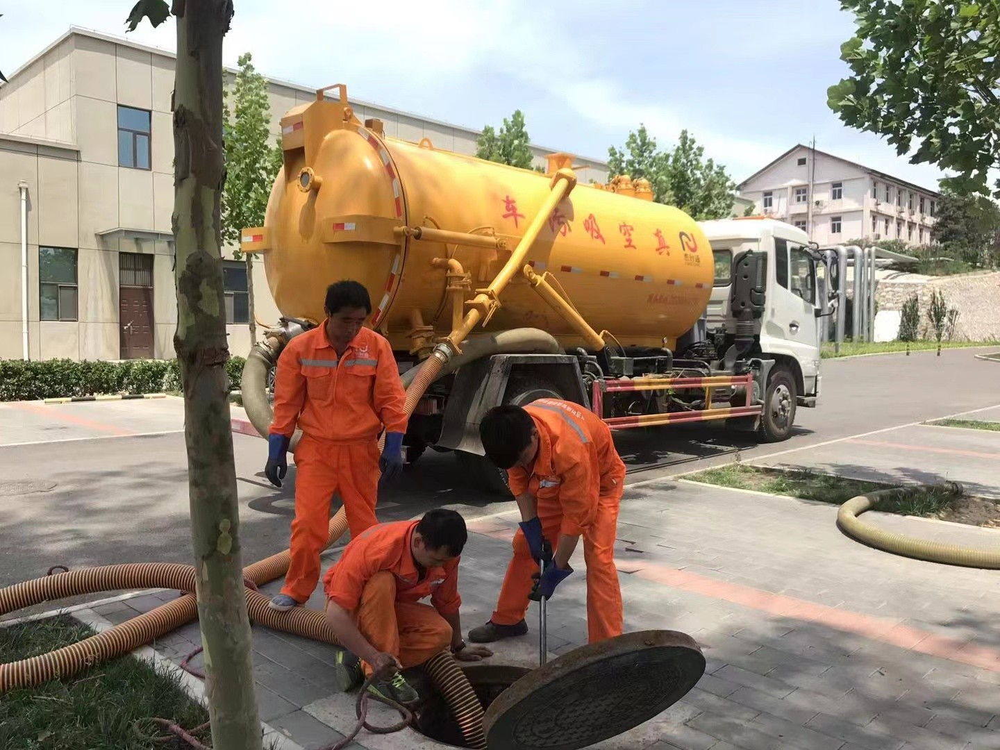 霍尔果斯管道疏通车停在窨井附近