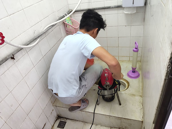 霍尔果斯管道堵塞冒臭气 专业师傅现场解决问题