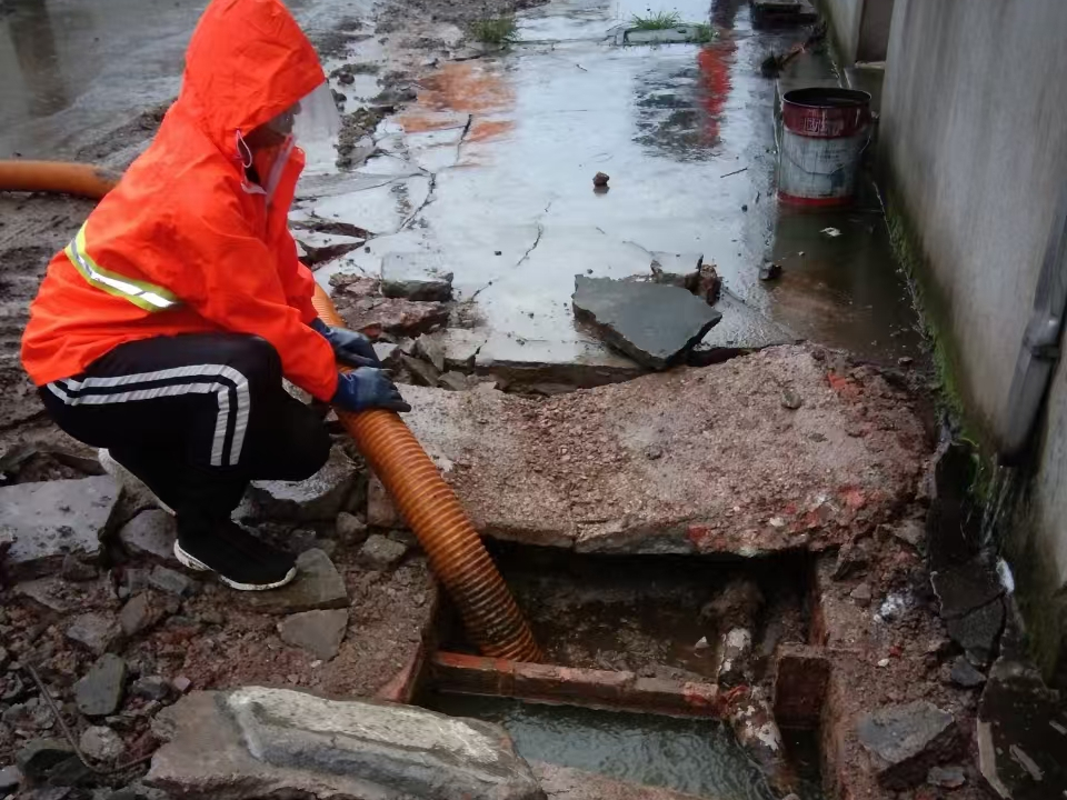 霍尔果斯专业清理污水池 炜誉市政以规范流程守护城市 “肠道”