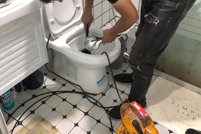 霍尔果斯马桶堵塞自己疏通还是找师傅？专业上门服务让你省时更省心